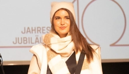 Isabel im schicken Kleid von OUI