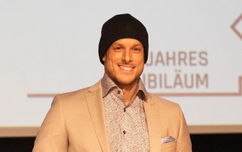 Jakob trägt einen trendigen Anzug von CG