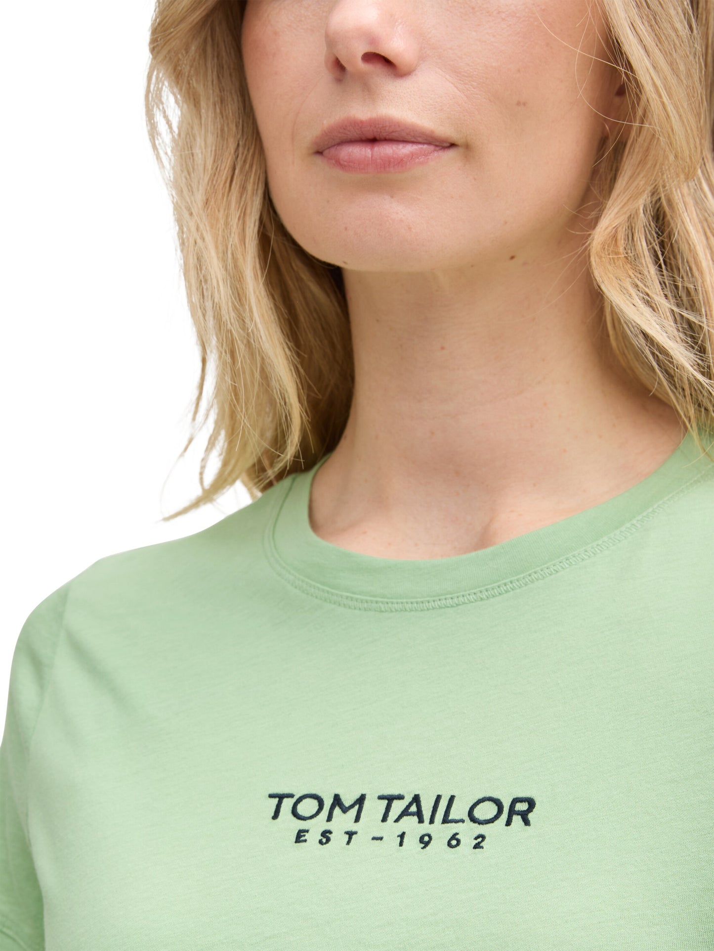 T-shirt logo embroidery - 1045543